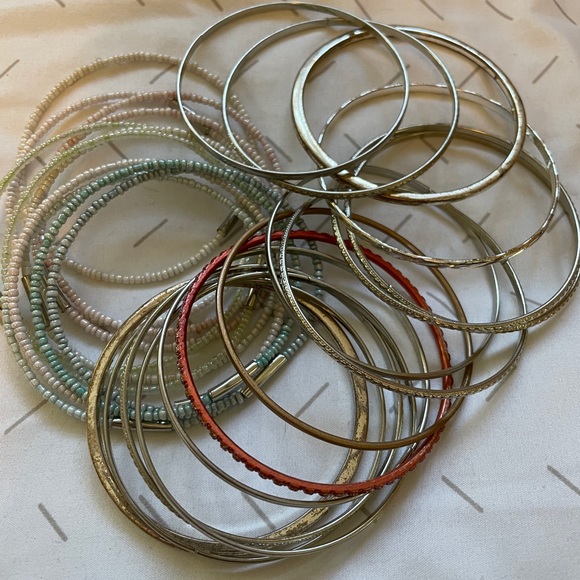 26 assorted bangle bracelets - Picture 3 of 3